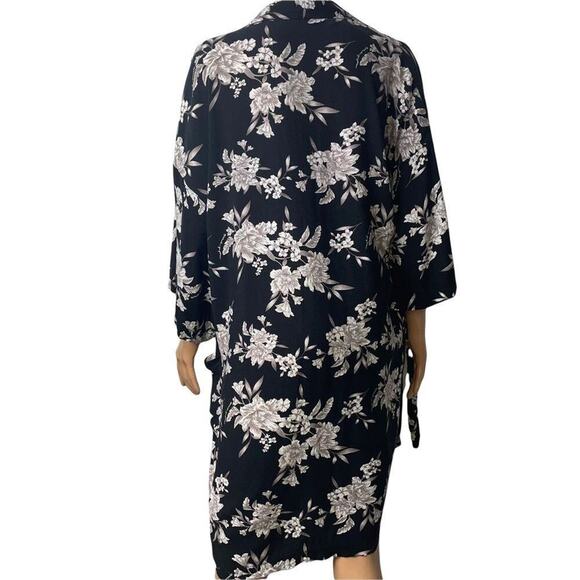 Spiritual Gangster robe Black WHite Floral Front Tie Kimono One Size lightweight - Picture 5 of 10